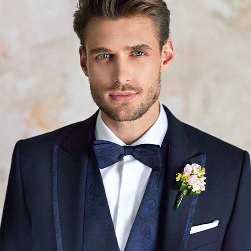 Bräutigam in blauem Hochzeitsanzug nach Maß